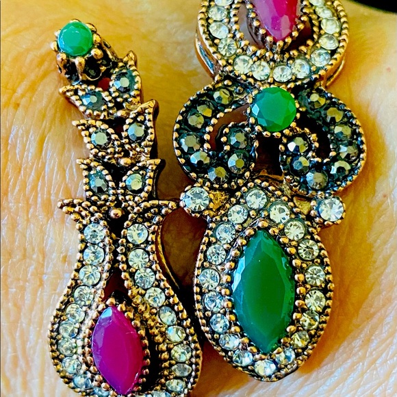 BOHEMIAN GORGEOUS ANTIQUE GOLD BRACELET with Green & Red Beautiful Stones - Picture 2 of 13